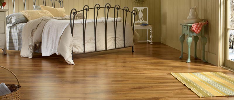 Bedroom-with-laminate-floor